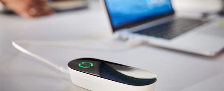 Moderne draadloze scanner op wit bureau naast laptop voor digitalisering van documenten en nieuws